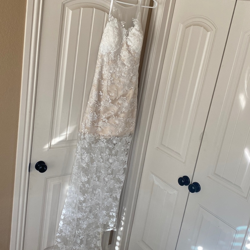 Beautiful lace wedding dress with sheer lace train - Picture 2 of 7